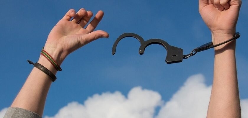 Залежність від людини: як розпізнати і подолати цю небезпеку?