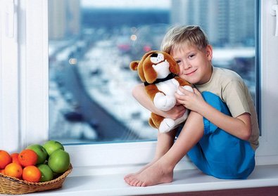 Замки на пластикові вікна від дітей: необхідний захист і безпека