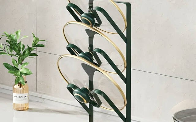 Зручний тримач для кришок каструль: організація кухонного простору