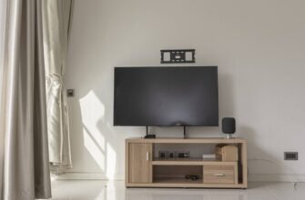 Як обрати тумбу під телевізор – поради та сучасні тренди для вітальні